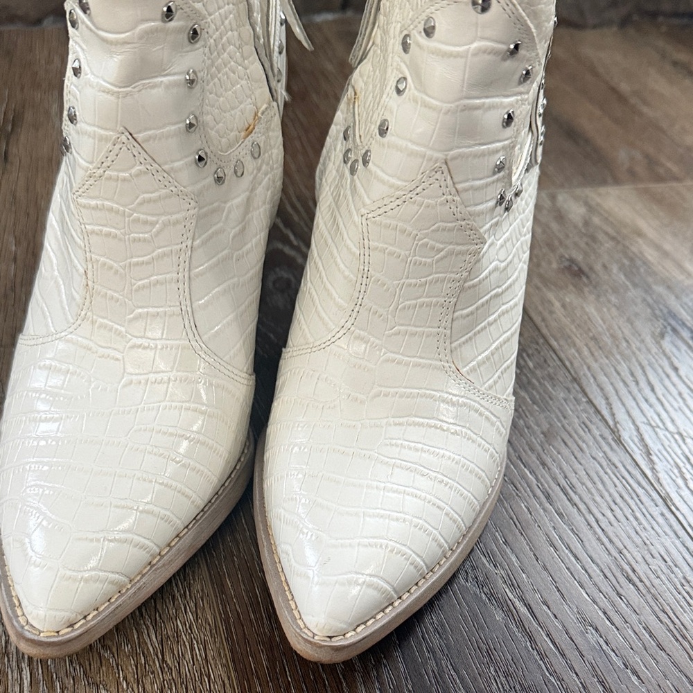 Sam Edelman, White Croc-Embossed Western Ankle Boots with Stud Details, 9.5 - Picture 10 of 11